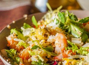 Una foto de Ensalada de langostinos y couscous integral
