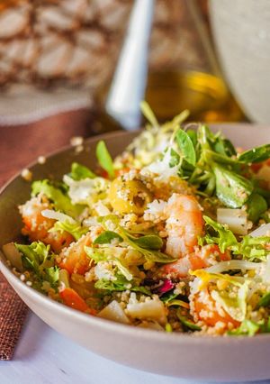 Una foto de Ensalada de langostinos y couscous integral