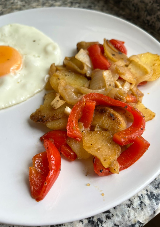 Una foto de Patatas a lo pobre 🥔