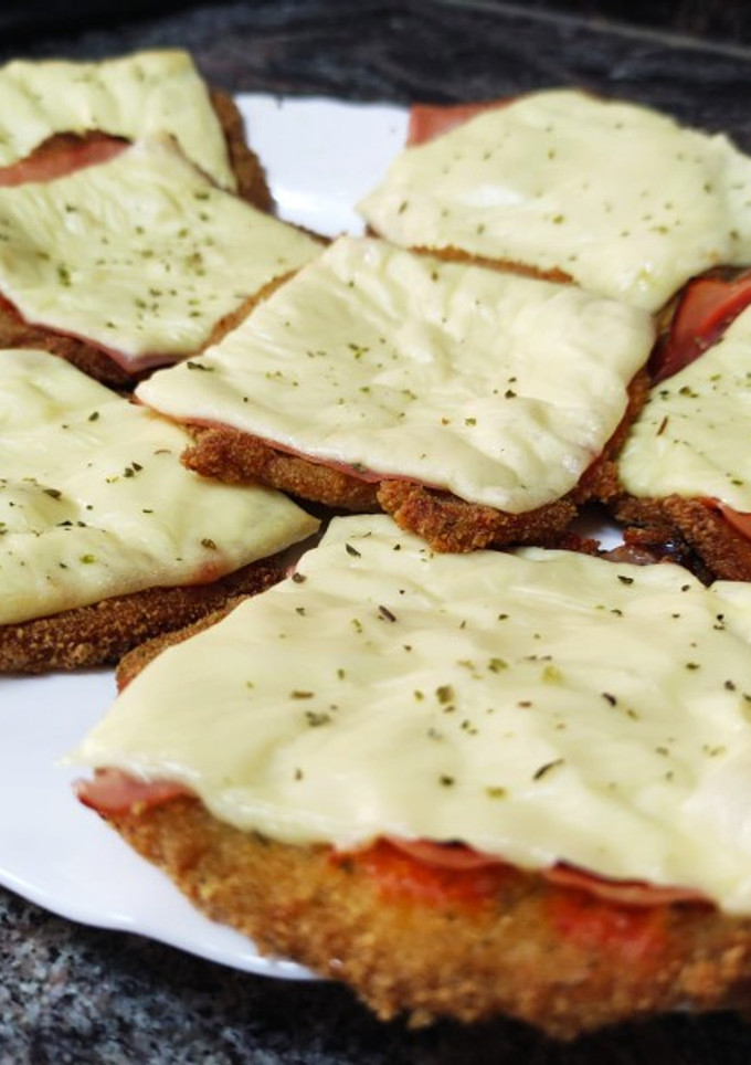 Una foto de Milanesas de lomo con jamón de York y queso