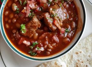 Una foto de Frijoles colorados con costillas de res