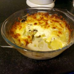 A picture of potatoes and mushrooms gratin.