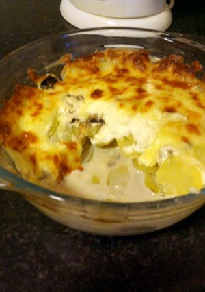 A picture of potatoes and mushrooms gratin.