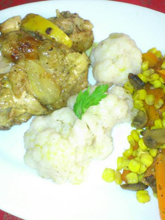 Una foto de Contramuslo de pollo al limón, con verduras de temporada