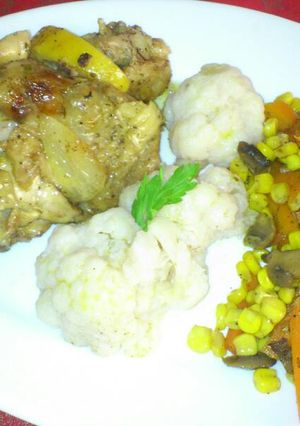 Foto principal de Contramuslo de pollo al limón, con verduras de temporada