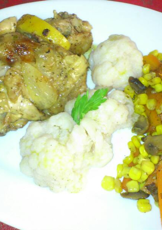 Una foto de Contramuslo de pollo al limón, con verduras de temporada