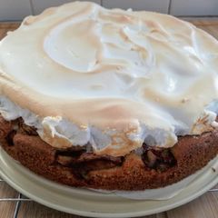 A picture of Apple meringue cake.