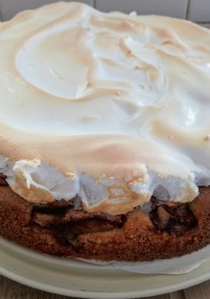 A picture of Apple meringue cake.