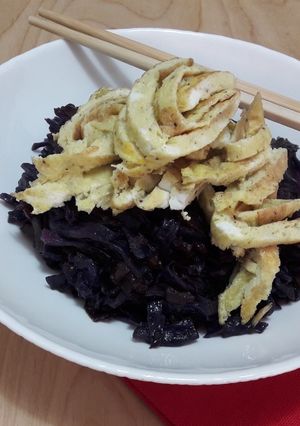O poză a rețetei Tagliatelle din omletă cu varză roșie și morcov.