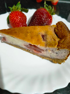 Una foto de Tarta de queso con fresas y arándanos dentro