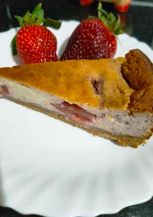 Una foto de Tarta de queso con fresas y arándanos dentro