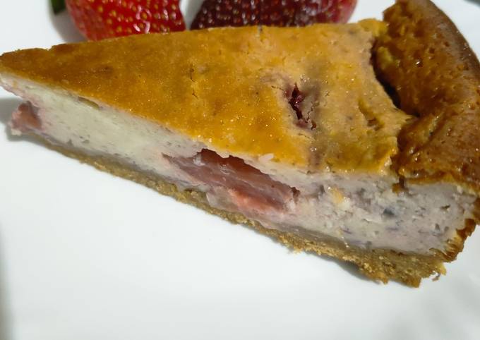 Foto principal de Tarta de queso con fresas y arándanos dentro