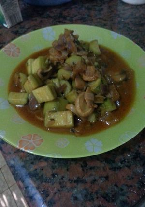 A picture of zucchini and mushroom in sweet red pepper sauce.