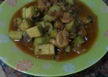 How to Cook Delicious zucchini and mushroom in sweet red pepper sauce