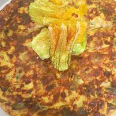 Foto principal de Tortilla de calabacín y cebolla tierna