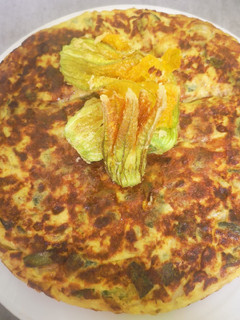 Foto principal de Tortilla de calabacín y cebolla tierna