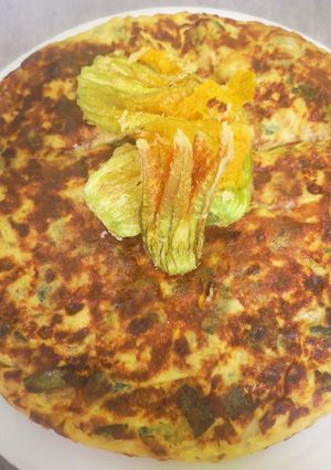 Una foto de Tortilla de calabacín y cebolla tierna