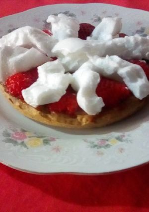 Una foto de Minitarta integral c/frutillas y merengue🍓🍥