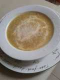 Sopa rústica de poro y cebolla