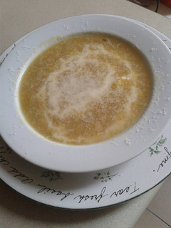 Una foto de Sopa rústica de poro y cebolla