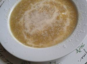 Una foto de Sopa rústica de poro y cebolla