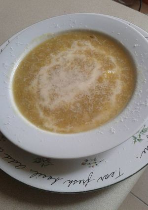 Una foto de Sopa rústica de poro y cebolla