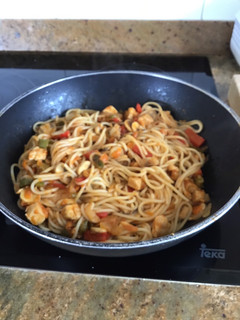 Una foto de Espaguetis con pollo <agridulce >