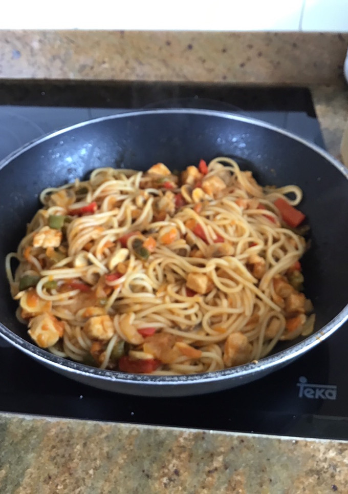 Una foto de Espaguetis con pollo <agridulce >