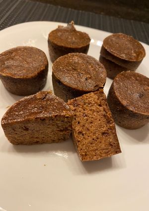 Una foto de Budincitos de plátano y chocolate