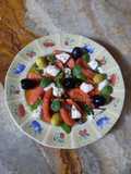 Salade estivale tomate, fromage, capres, olives, basilic et huile d'olive 🌱