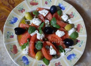 Une photo de Salade estivale tomate, fromage, capres, olives, basilic et huile d'olive 🌱