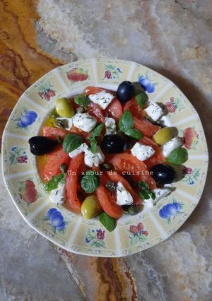 Une photo de Salade estivale tomate, fromage, capres, olives, basilic et huile d'olive 🌱