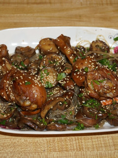 Una foto de ESTOFADO DE MUSLOS DE POLLO CON BERENJENA JAPONESA Y HONGOS CREMINICON FIDEOS DE ARROZ. JON STYLE