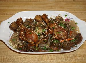 Una foto de ESTOFADO DE MUSLOS DE POLLO CON BERENJENA JAPONESA Y HONGOS CREMINICON FIDEOS DE ARROZ. JON STYLE