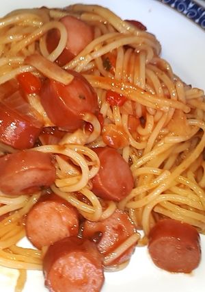 Una foto de Fideos con salsa salchichera