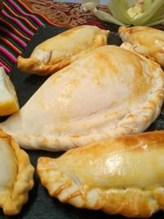 Una foto de Empanadas de carne cortada a cuchillo con masa casera🇦🇷