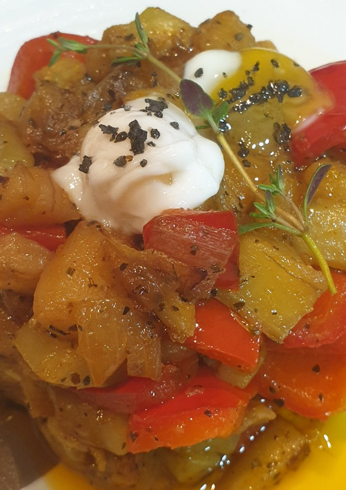 Una foto de Timbal de verduras con huevo a baja temperatura y paprika 🌶