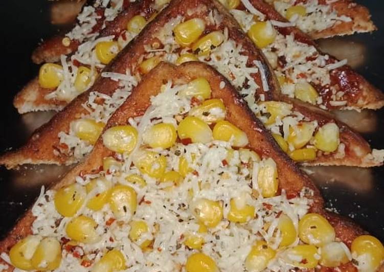 Bread corn pizza
