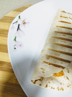 Una foto de Burrito de pollo con salsa gaucha