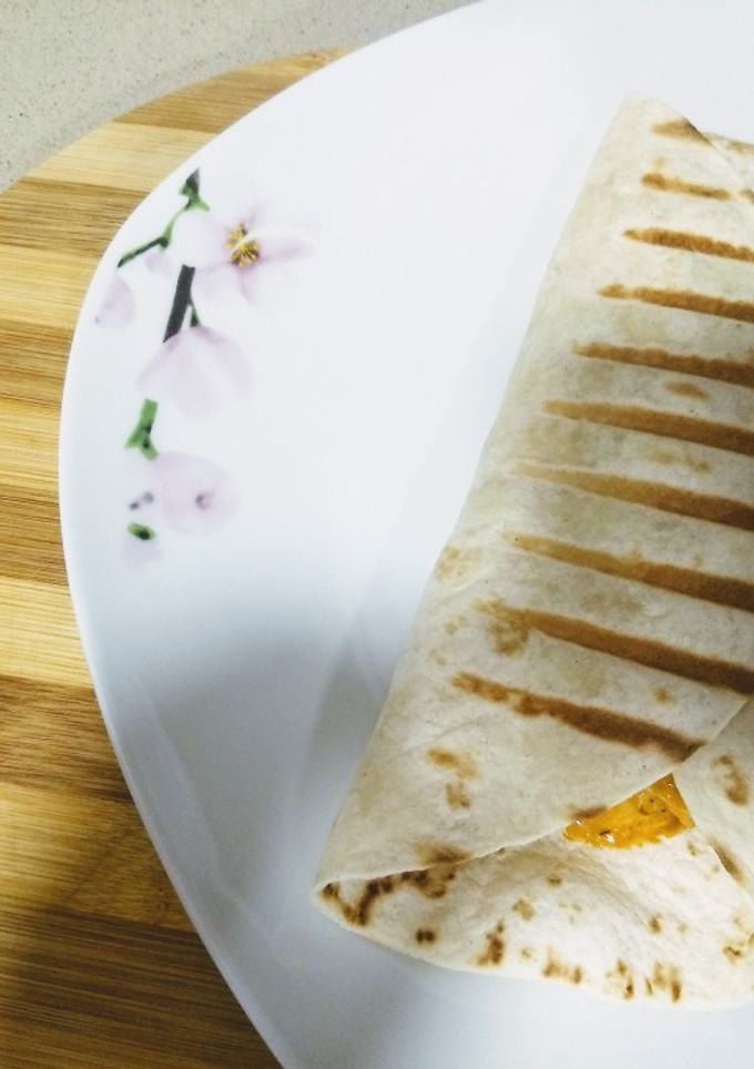 Una foto de Burrito de pollo con salsa gaucha