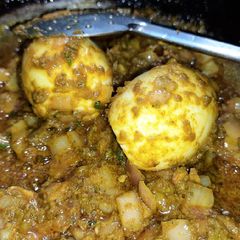 A picture of Murgh Musallam.