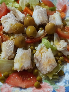 Una foto de Ensalada variada con pescadilla