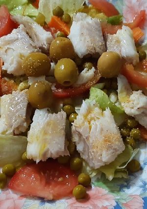 Una foto de Ensalada variada con pescadilla