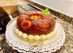 Una foto de Pastel con piña y coco. (Cake with pineapple and coconut)