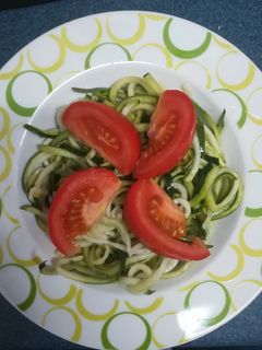 Una foto de Espaguetis veganos de calabacín al pesto