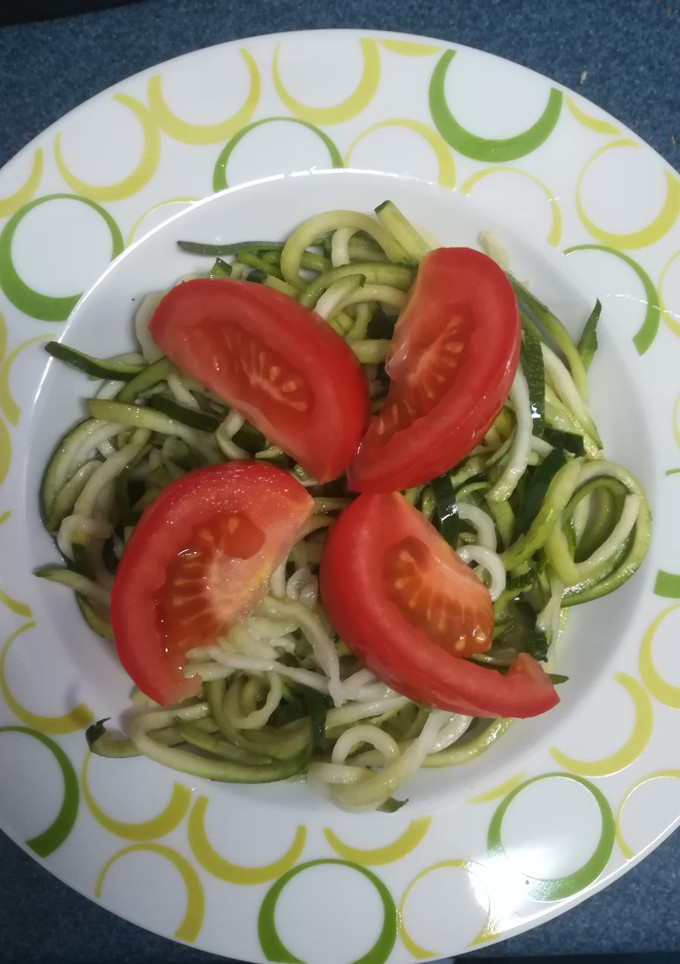 Una foto de Espaguetis veganos de calabacín al pesto