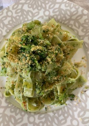 Foto di Tagliatelle con broccolo, grana e pane tostato