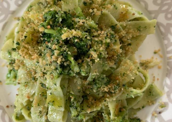 Tagliatelle con broccolo, grana e pane tostato