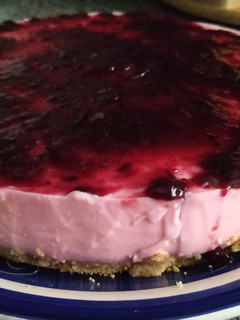 Una foto de Tarta de queso y gelatina de fresa