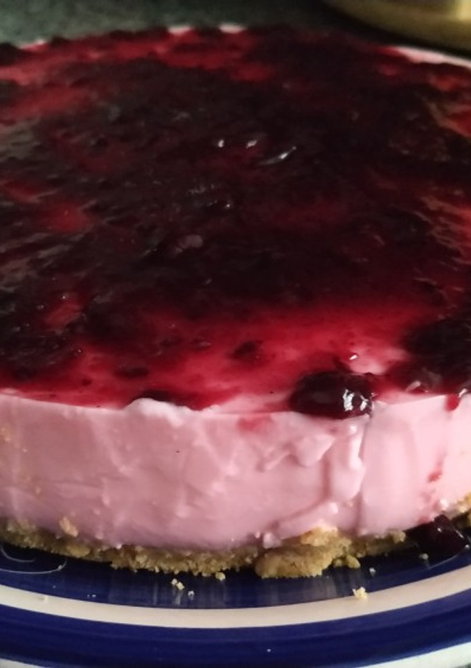 Una foto de Tarta de queso y gelatina de fresa